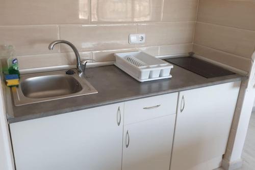 een aanrecht met een wastafel naast een wastafel bij Appartement à Empuriabrava in Empuriabrava