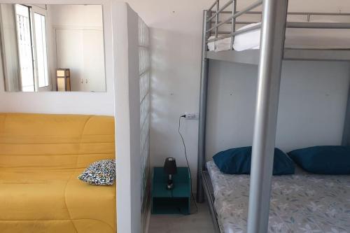 een slaapkamer met 2 stapelbedden en een spiegel bij Appartement à Empuriabrava in Empuriabrava