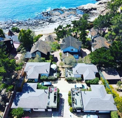 uma vista aérea de uma casa ao lado do oceano em AmbienteMar Cabañas em Papudo