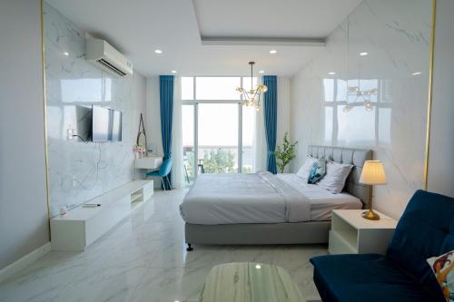 - une grande chambre avec un lit et un canapé dans l'établissement Ocean View Studio,Ocean View 3BR-apartment, Sealinks City, Mui Ne, à Phan Thiết