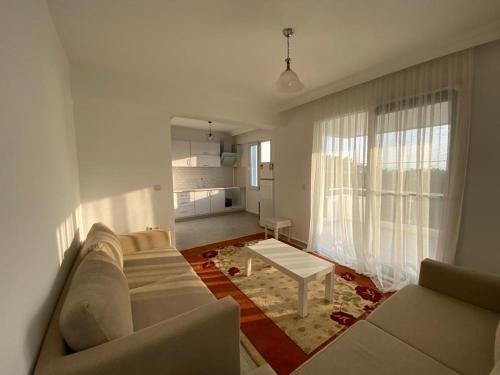 - un salon avec un canapé et une table dans l'établissement Başaran tatil evleri, à Milas