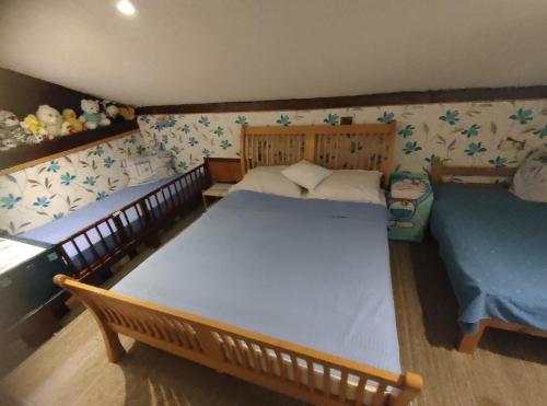 two twin beds in a room with at Apartmani Fortunela in Sveti Stefan