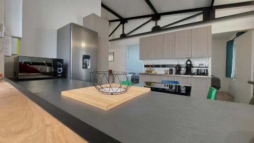 - une grande cuisine avec un comptoir dans une pièce dans l'établissement Soleil Blaisois, à Blois