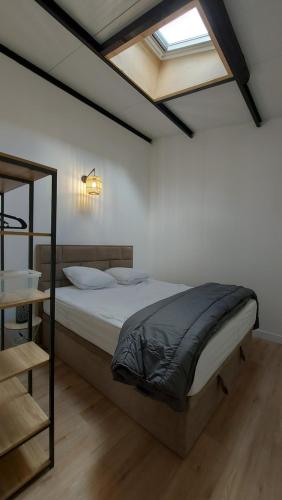 een slaapkamer met een groot bed en een raam bij Soleil Blaisois in Blois