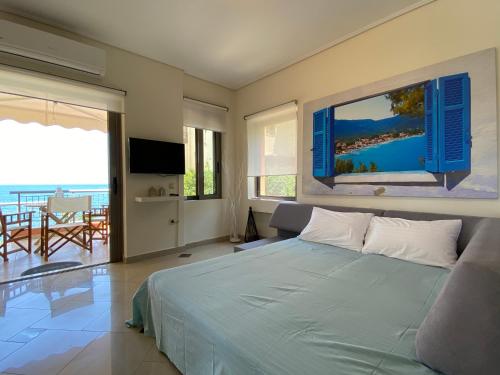 ペタリディオンにあるMessinian Seaview Mezonette #Private Beach#Unoblu®のベッドがあり海が見える寝室