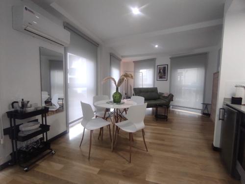 1B. Estudio muy luminoso en el corazón del tapeo.