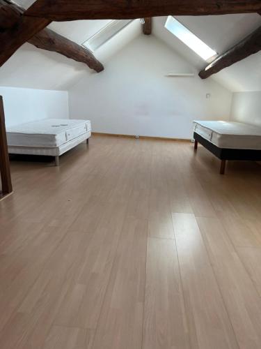 薩諾思的住宿－Hapiness，大型客房设有两张床和木地板。