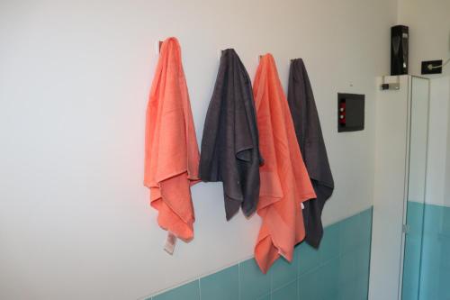 a group of towels hanging on a wall at Appartement Dans un Terrain de Golf, 5 min de la mer en Voiture, Parking Gratuit in Cogoleto