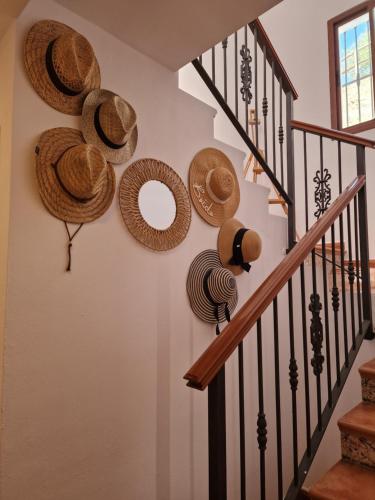 un pasillo con sombreros colgando de una pared en B&B Casa Mijo, en Daimalos