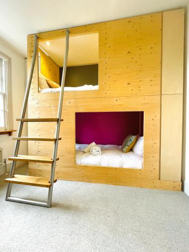Stylish 2-bedroom Townhouse next to Brighton Station photo 26
