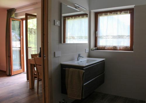 baño con lavabo y ventana en B&B Terre Alte, en Ceresè