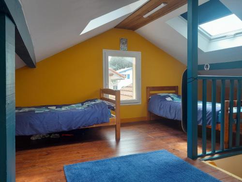 um quarto com 2 beliches e uma janela em Petite Auberge Landaise, Budget Hostel em Capbreton