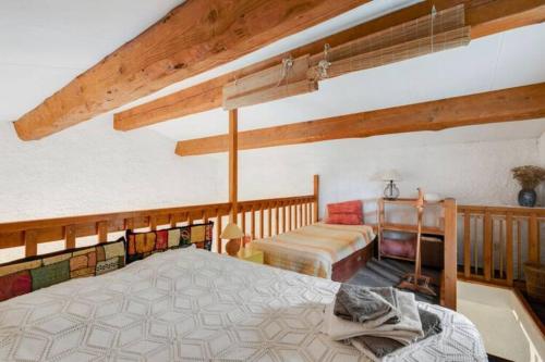 une chambre avec un lit et un canapé dans une pièce dans l'établissement Gîte vigneron, à Félines-Minervois