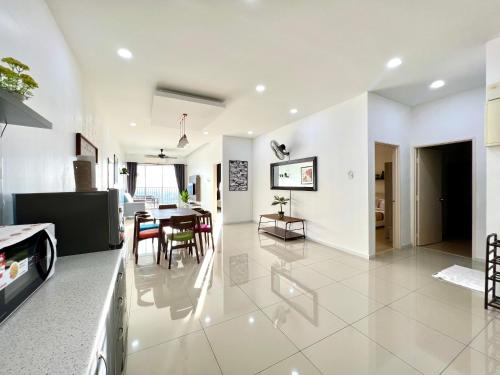 Home Away From Home In Taiping - Newly Upgraded! في تايبينغ: مطبخ وغرفة معيشة مع طاولة وكراسي