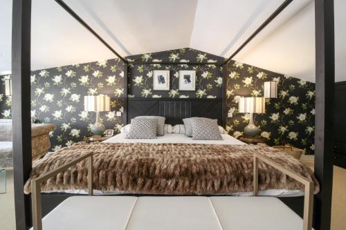 Luxury villa in El Sardinero في سانتاندير: غرفة نوم بسرير كبير عليها نجوم