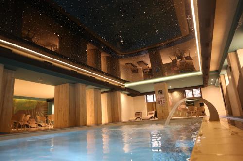 una piscina con scivolo in un edificio di Hotel Dukagjini a Pejë