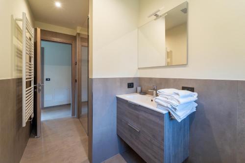 bagno con lavandino e specchio di Arion Apartments - Trepalle a Livigno