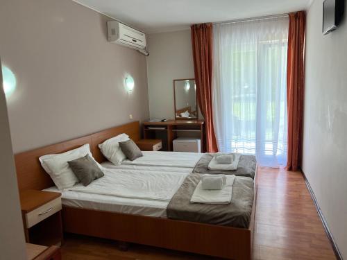 Un pat sau paturi într-o cameră la Hotel Violeta