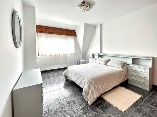 米尼奧的住宿－Razal，白色的卧室设有床和窗户