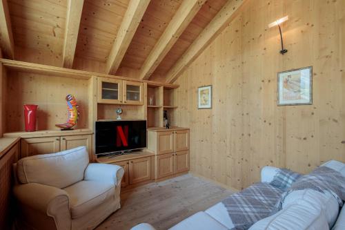 un salon avec un canapé et une télévision dans l'établissement REVO Apartments - Santa Barbara1, à Bormio