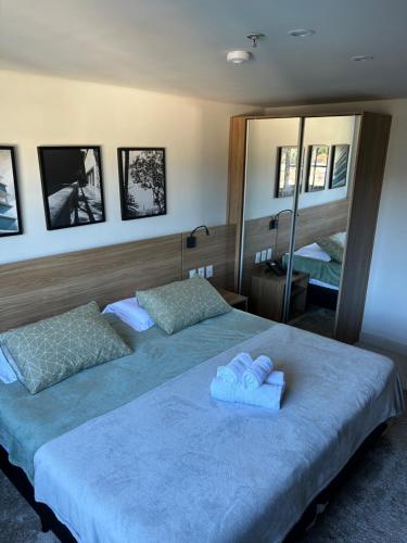 um quarto com 2 camas e toalhas em Itaipava Granja Brasil Studio em Itaipava