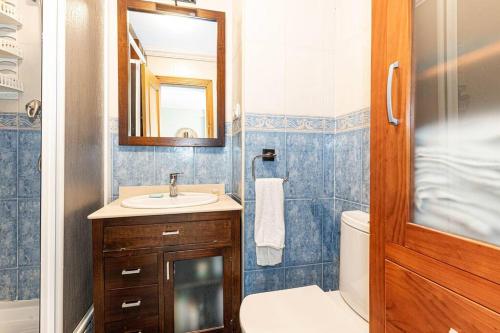 bagno con lavandino, servizi igienici e specchio di Sea Apartment Torre del Mar a Torre del Mar