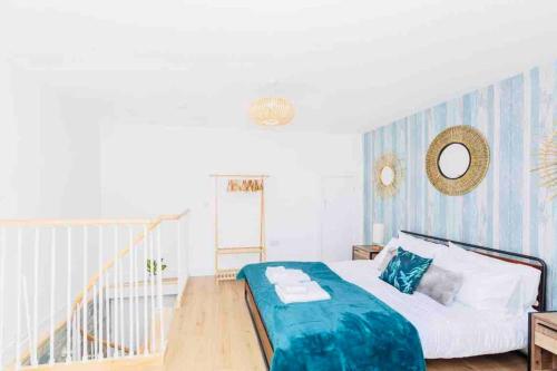 Schlafzimmer mit einem Bett mit blauer und weißer Bettwäsche in der Unterkunft Sleeps 4 The Lovely Lymington Lock off in Lymington
