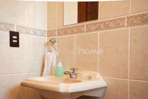 y baño con lavabo y espejo. en Casa em condomínio com piscina e acesso a represa en Itaí