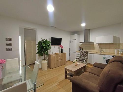 a living room with a couch and a table at Apartamento Acerota, con parking gratuito in Córdoba