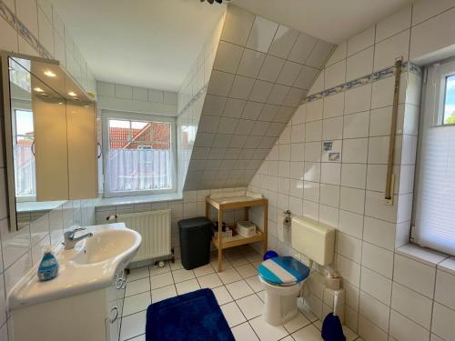 a bathroom with a sink and a toilet at Möwennest in Krummhörn