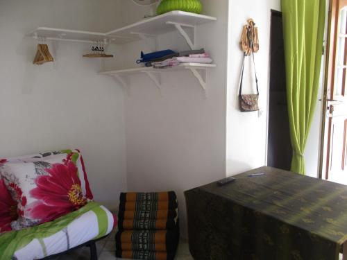 a room with a table and a bench in a room at Location studio meublé 19m² proche de la mer in Aubais
