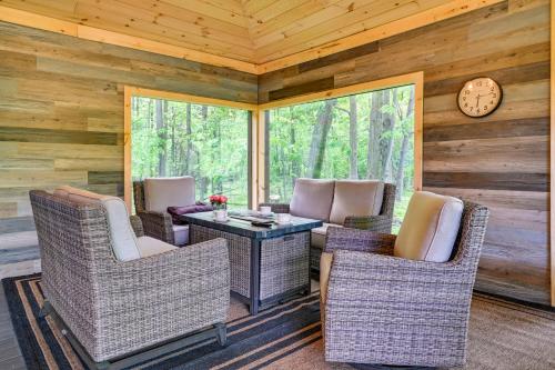 Χώρος καθιστικού στο Custom-Built Clarklake Cabin Sauna and Cold Plunge!