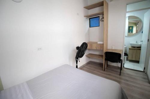 une chambre avec un lit, un lavabo et un miroir dans l'établissement Hospedaje privado cerca a Provenza en el Poblado - M301 By Roots Rentals, à Medellín