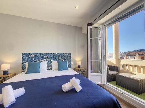 une chambre avec un grand lit et une grande fenêtre dans l'établissement Nestor&Jeeves - PALAIS HISPANIA - Top floor apartment, à Nice
