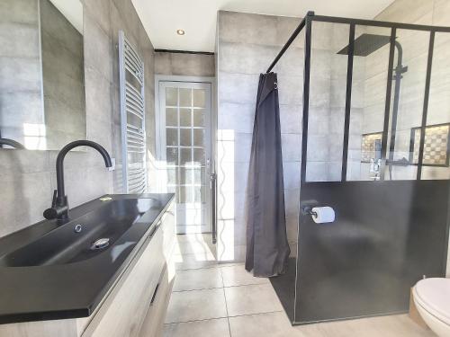 une salle de bain avec un lavabo noir et des toilettes dans l'établissement Nestor&Jeeves - PALAIS HISPANIA - Top floor apartment, à Nice