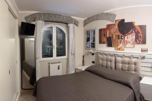- une chambre avec un grand lit et une fenêtre dans l'établissement Relax in Casolare del 1700, à Sarzana