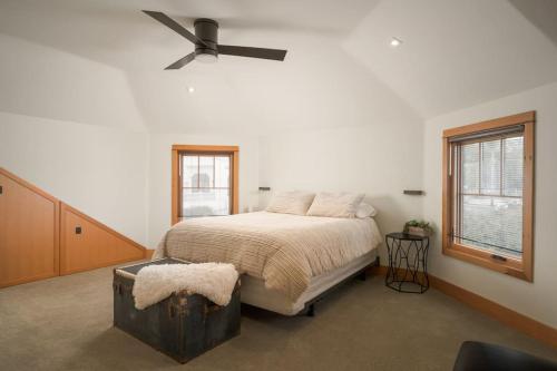 um quarto com uma cama e uma ventoinha de tecto em Pismo Cottages on Wadsworth em Pismo Beach