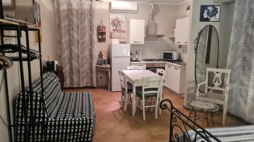 uma cozinha e sala de jantar com mesa e cadeiras em La Torre em Castiglion Fiorentino