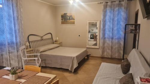 Kleines Zimmer mit einem Bett und einem Tisch in der Unterkunft La Torre in Castiglion Fiorentino