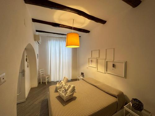 1 dormitorio con cama y lámpara en Casa Cinquesanti, en Nápoles