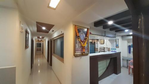 un pasillo de un hospital con un pasillo con una habitación en HOTEL S K PALACE, en Mahabaleshwar