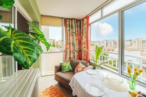a living room with a couch and a table and a window at Apartamento Bro Mar in Salou