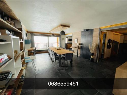 une cuisine et une salle à manger avec une table et des chaises dans l'établissement Beaver Creek appartement 12 Personnes à Val Cenis, à Lanslebourg-Mont-Cenis