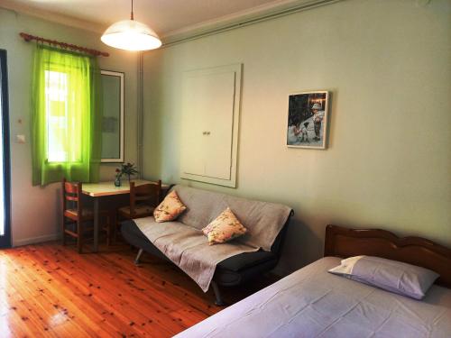 - un salon avec un canapé, une table et un bureau dans l'établissement Valaoritou Apartment, à Leucade