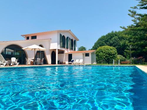 uma piscina em frente a uma casa em Villa a 300 metros de playa Francón em Cangas de Morrazo