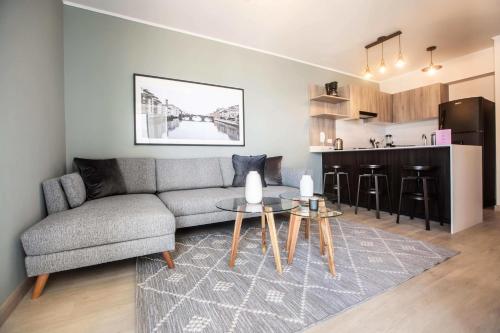 a living room with a couch and a kitchen at El Sol by Wynwood House in Lima
