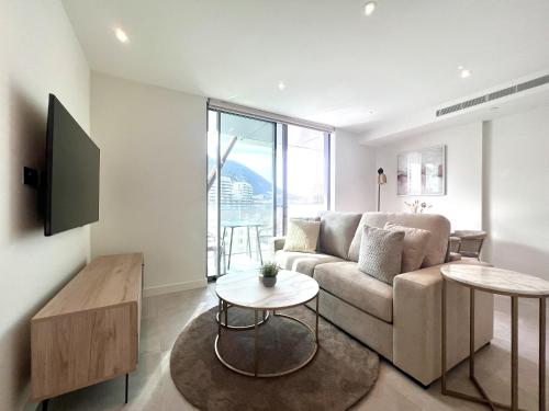 uma sala de estar com um sofá e uma mesa em Luxury 1 Bed Apt With Pool Access In Eurocity em Gibraltar