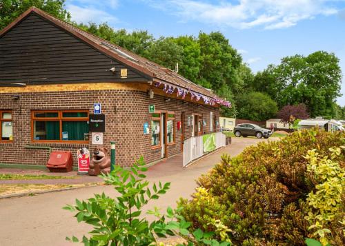 un edificio de ladrillo con un coche aparcado delante de él en Lee Valley Sewardstone, en Enfield Lock