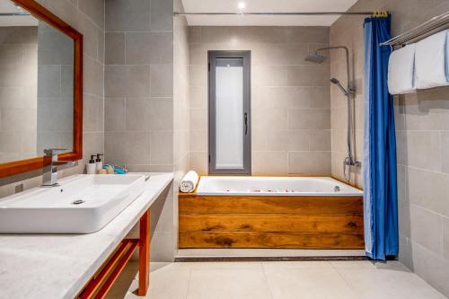 bagno con vasca e lavandino di Co Villas a Hoi An