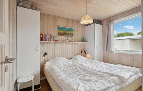 Stunning Home In Assens With Kitchen في Næs: غرفة نوم بسرير ابيض ونافذة